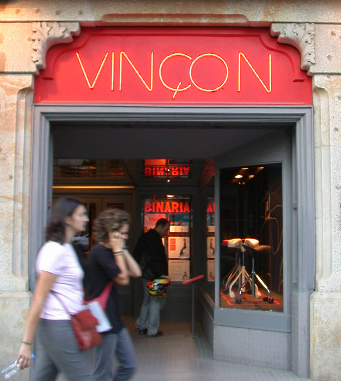 Fachada de la tienda Vinçon con la exposición BINARIA diseñada por Nomon Design para OKEN