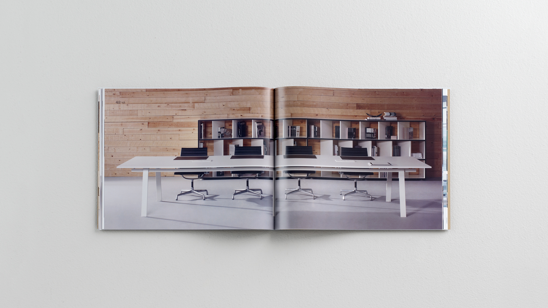 Interiores del catálogo editorial de la colección de mobiliario Kiwi para Aridi por Nomon Design, agencia de branding, diseño gráfico y packaging de Barcelona.