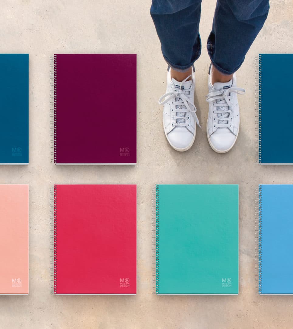 Cuadernos de colores Miquelrius organizados en cuadrícula, diseño de producto de Nomon Design, agencia de branding
