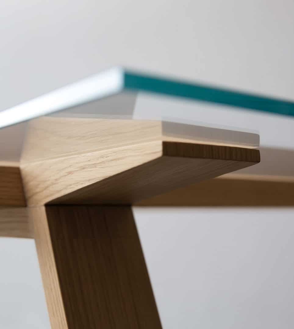 Detalle imagen del diseño editorial de la colección One de Gabriel Teixidó para Aridi por Nomon Design, agencia de branding