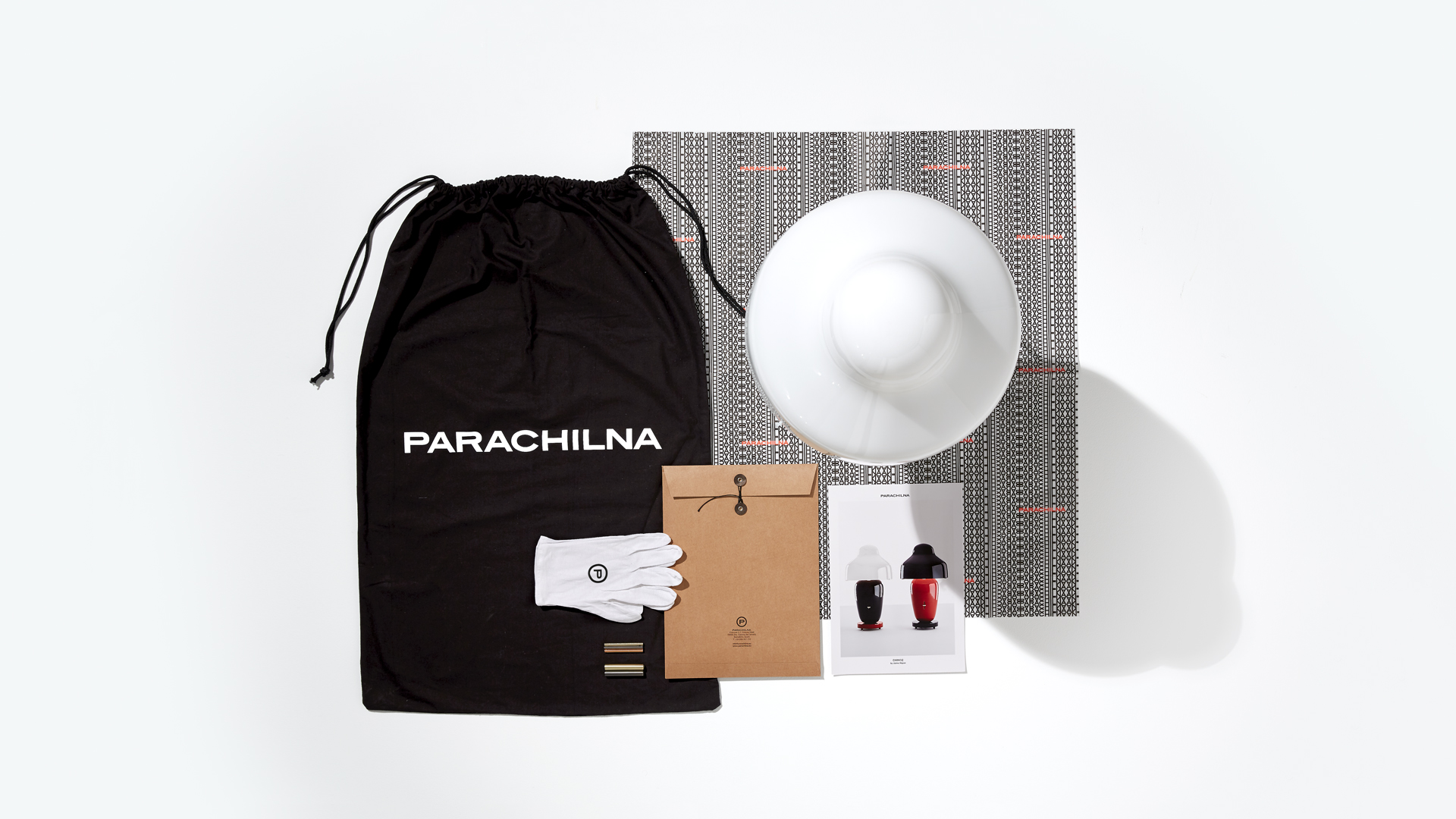 Packaging corporativo para la empresa de iluminación Parachilna por Nomon Design, agencia de branding