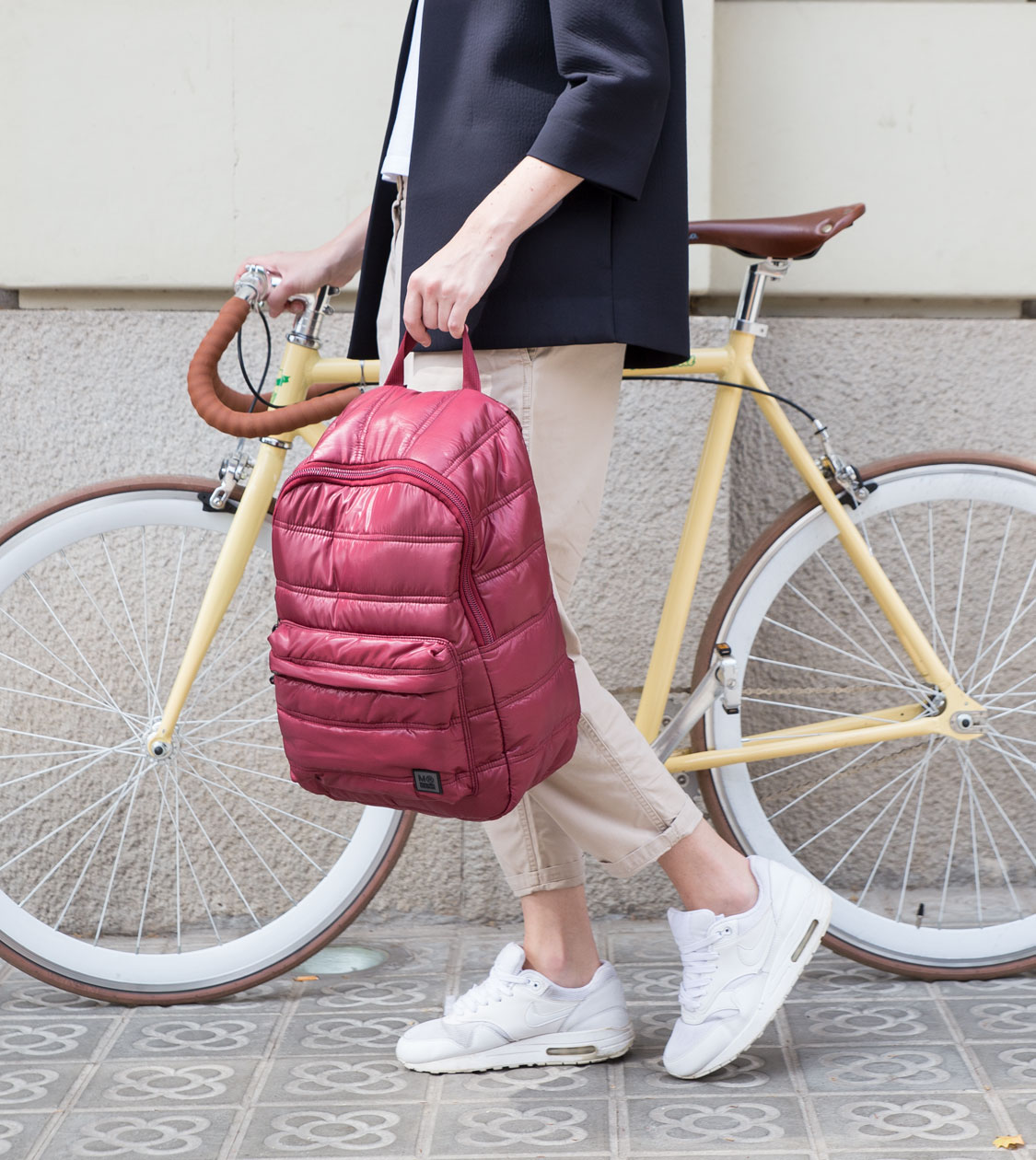 Mochila acolchada color burdeos de Miquelrius con diseño de producto desarrollado por Nomon Design, agencia de branding, diseño gráfico y packaging de Barcelona.