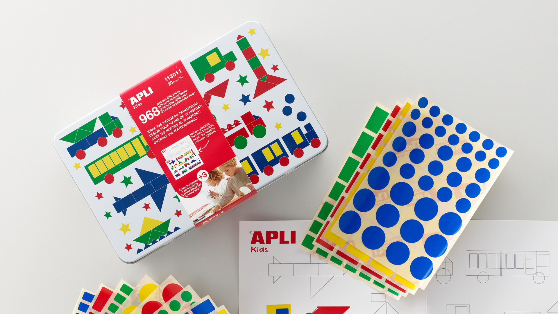 Diseño de producto educativo Apli Kids con pegatinas geométricas de colores diseñado por Nomon Design