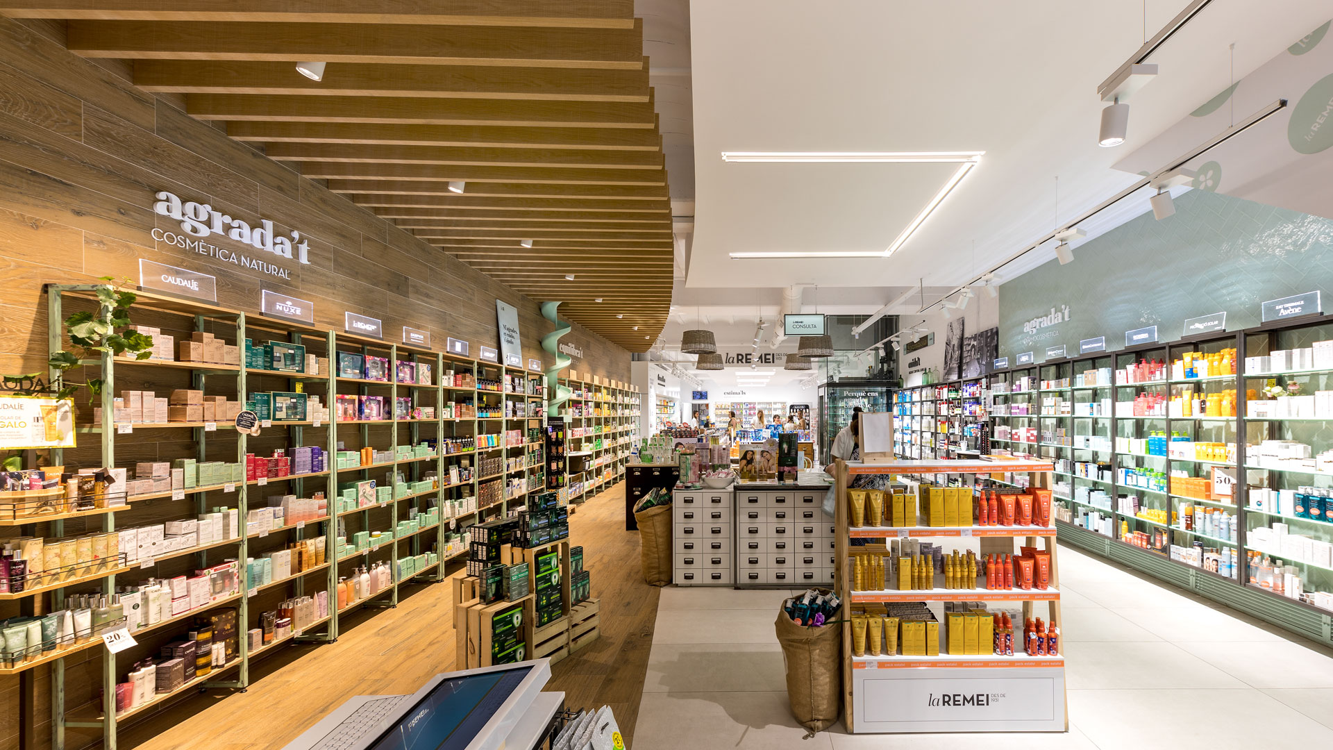 Retail branding de la farmacia La Remei por Nomon Design, agencia de branding