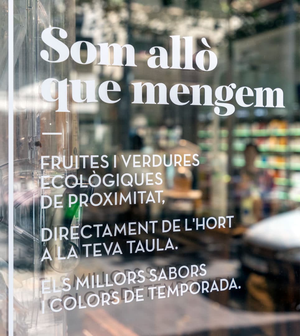 Branding aplicado a retail de la farmacia La Remei por Nomon Design, agencia de branding