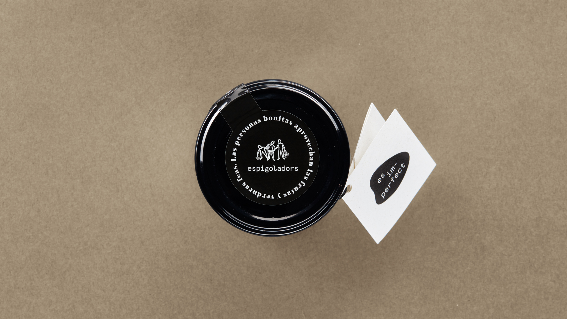 Detalle del packaging es im-perfect diseñado por Nomon Design, agencia de branding.