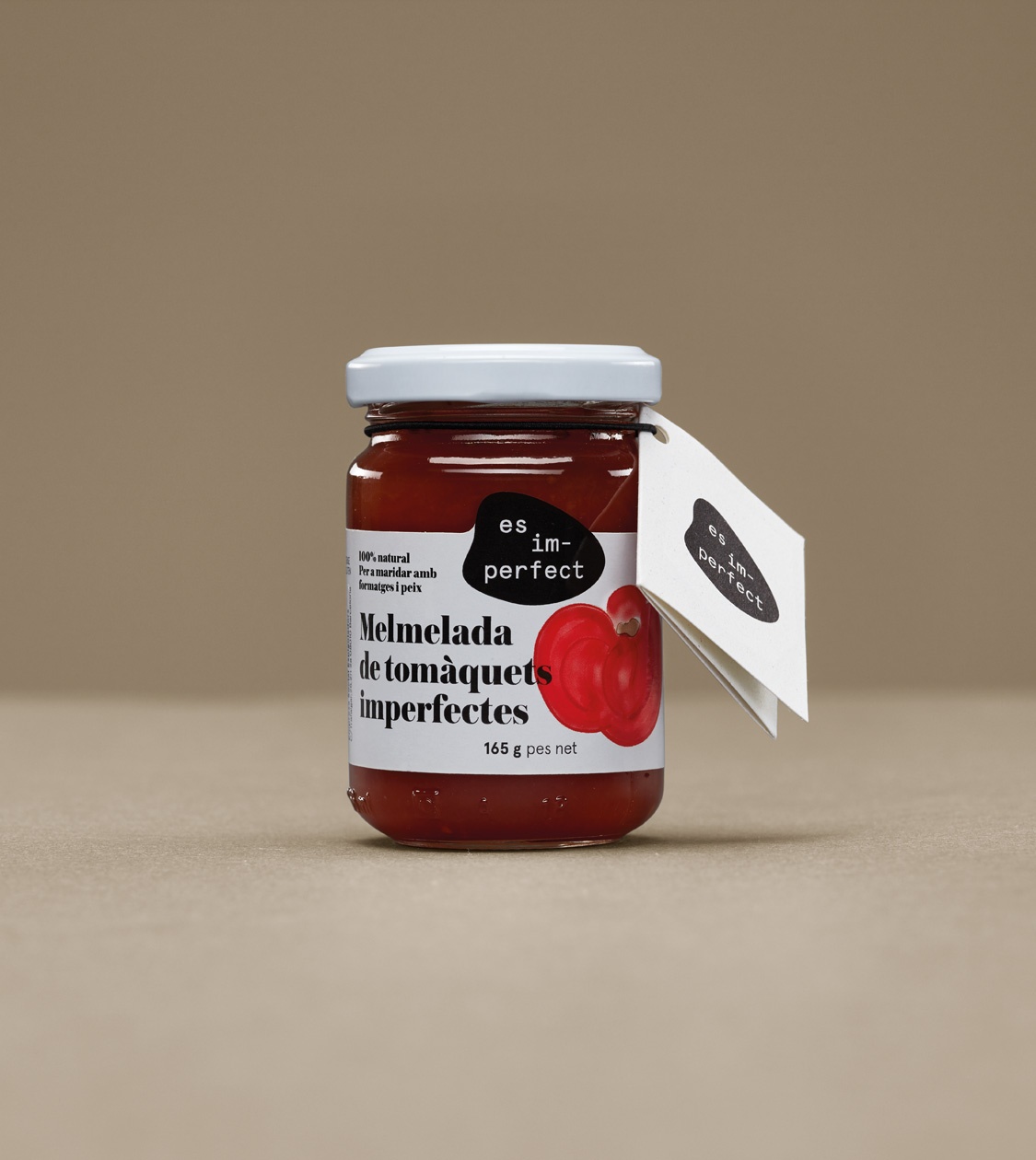 Packaging es im-perfect con mensaje en tapa diseñado por Nomon Design, agencia de branding.