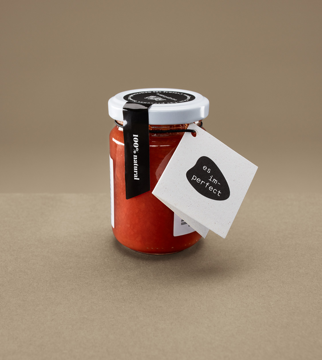 Packaging de la melmelada de tomàquets imperfectes es im-perfect diseñado por Nomon Design, agencia de branding.