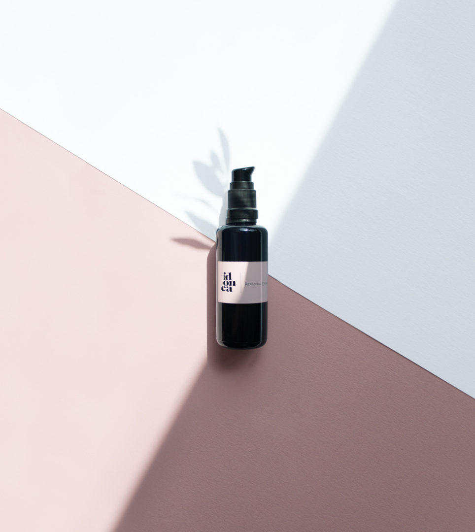 Aplicación del branding de la marca dermocosmética Idonea, por NOMON DESIGN, agencia de branding de Barcelona, en producto