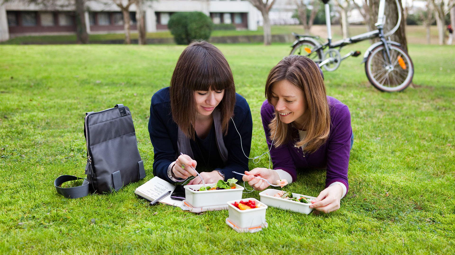 Diseño de producto de la bolsa Take Away para Valira en su imagen de dirección de arte, por Nomon Design, agencia de branding