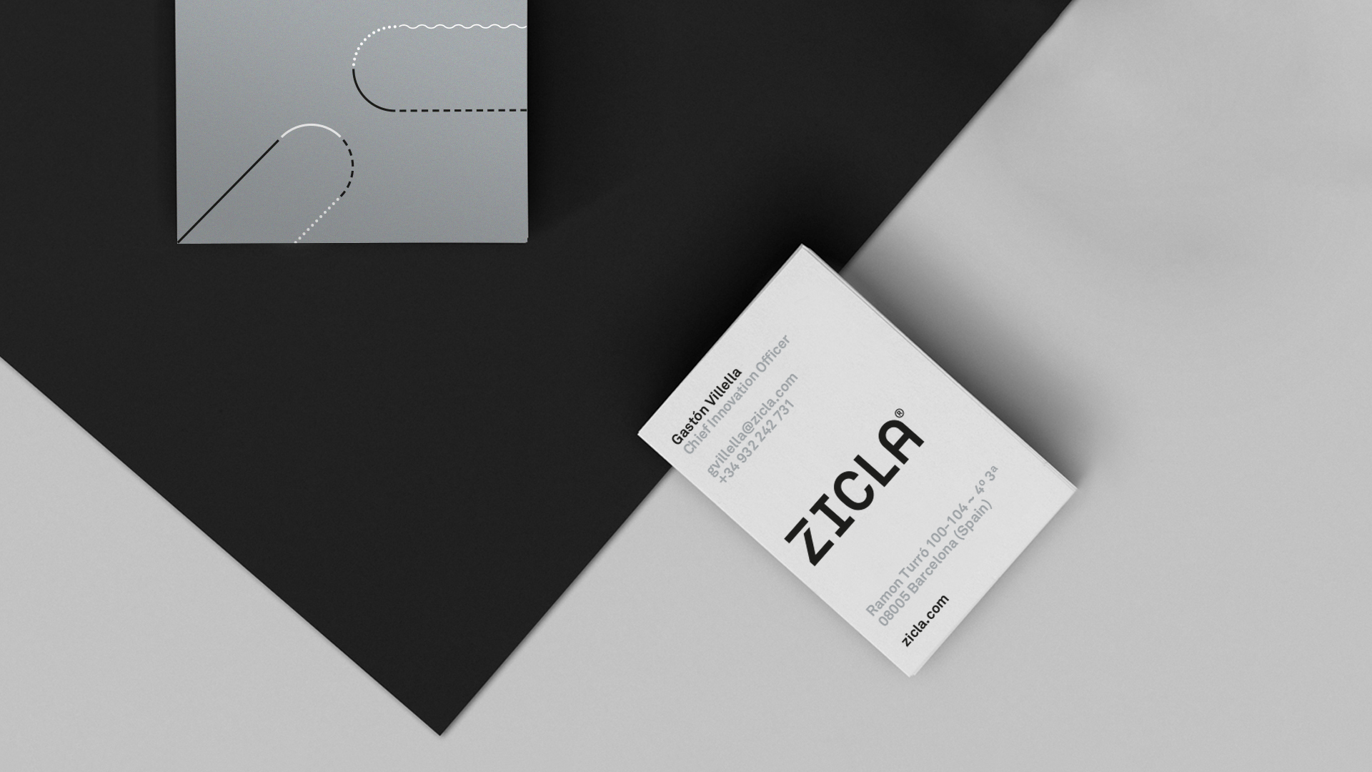 Detalle de las tarjetas corporativas con el branding aplicado, por NOMON DESIGN, agencia de branding de Barcelona
