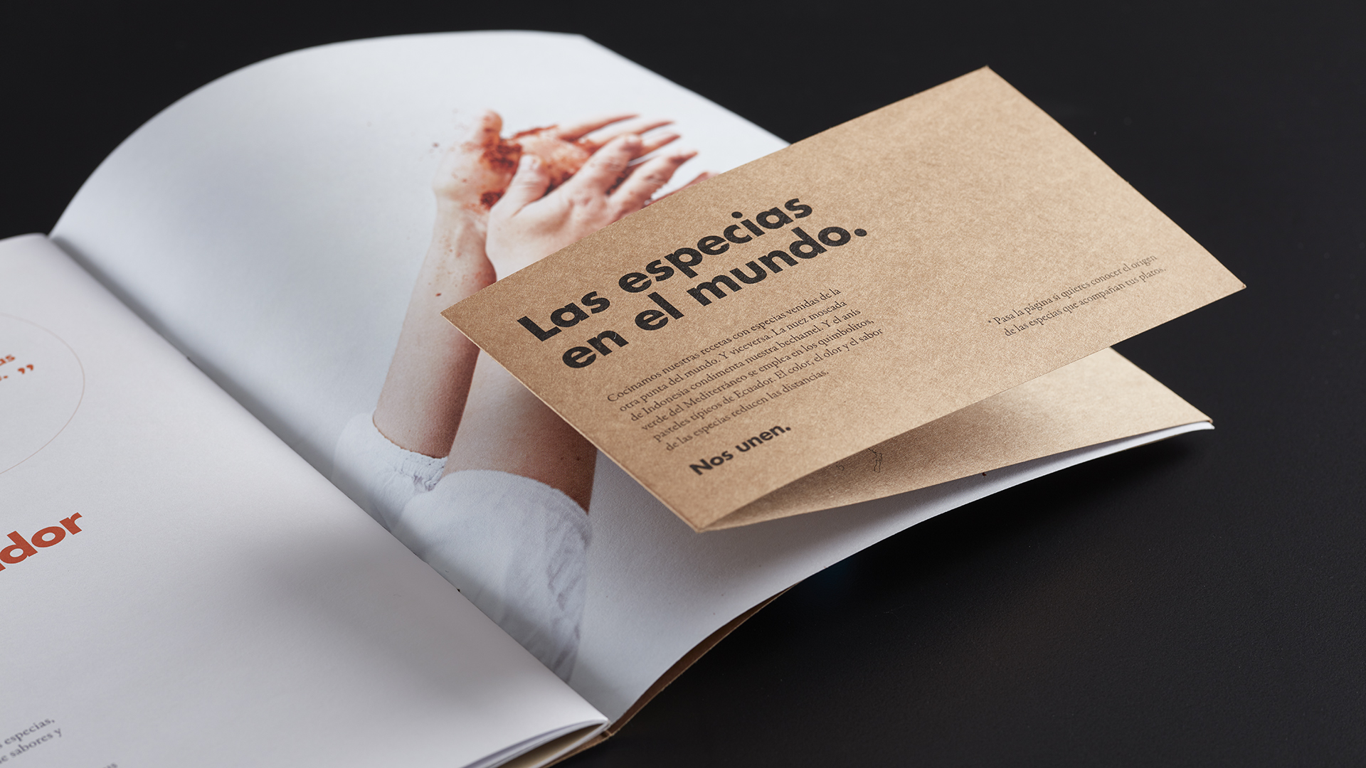 Detalle de la faja de la comunicación Colours of Spice Le Creuset por Nomon Design, agencia de branding