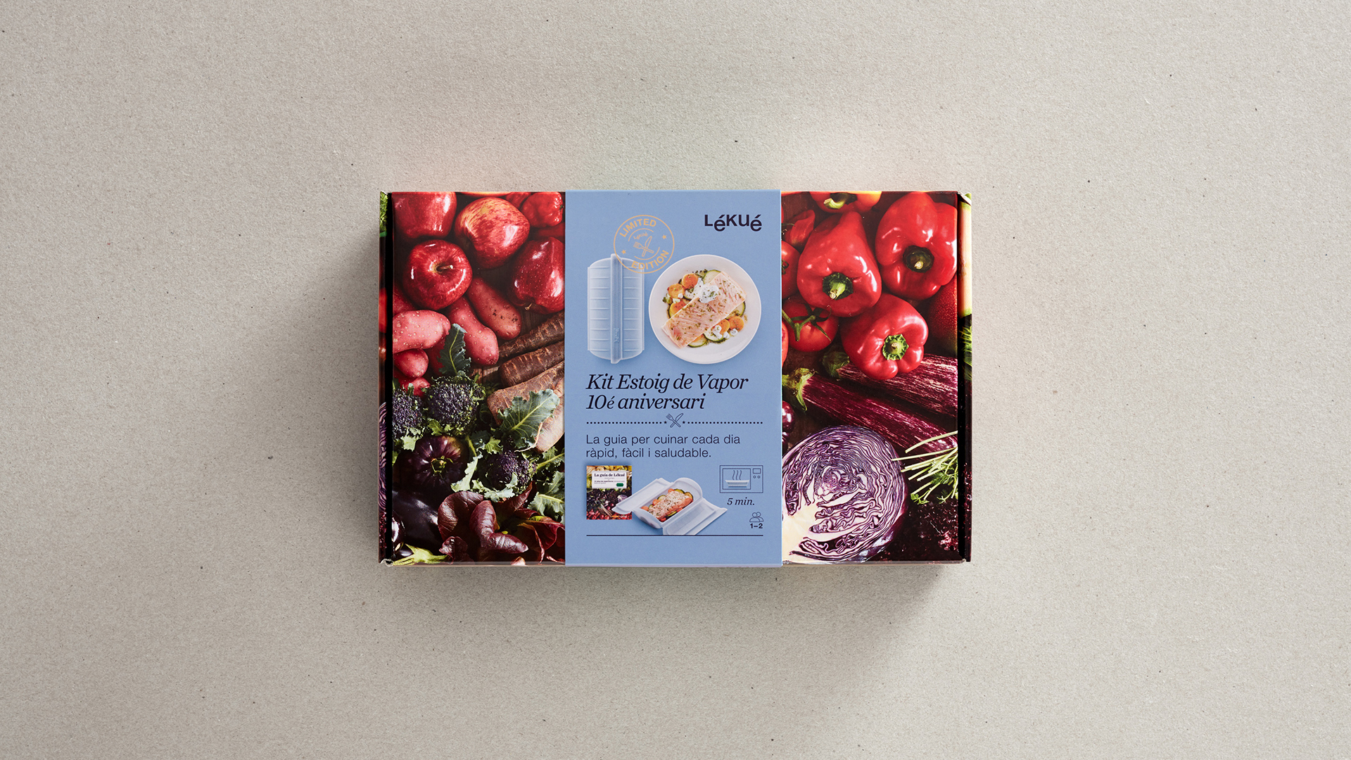 Diseño de packaging con faja del décimo aniversario estuche Lékué por Nomon Design, agencia de branding
