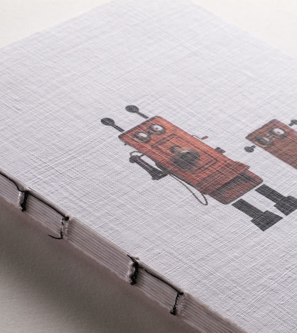 Detalle de producto Fundación Telefónica para tienda Laie por Nomon Design, agencia de branding