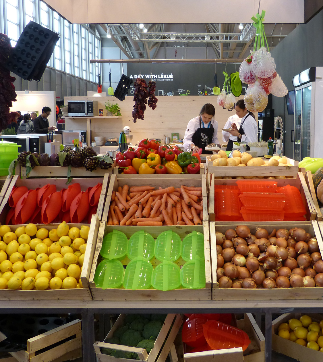 Fotografía del retail branding stand Lékué por Nomon Design, agencia de branding