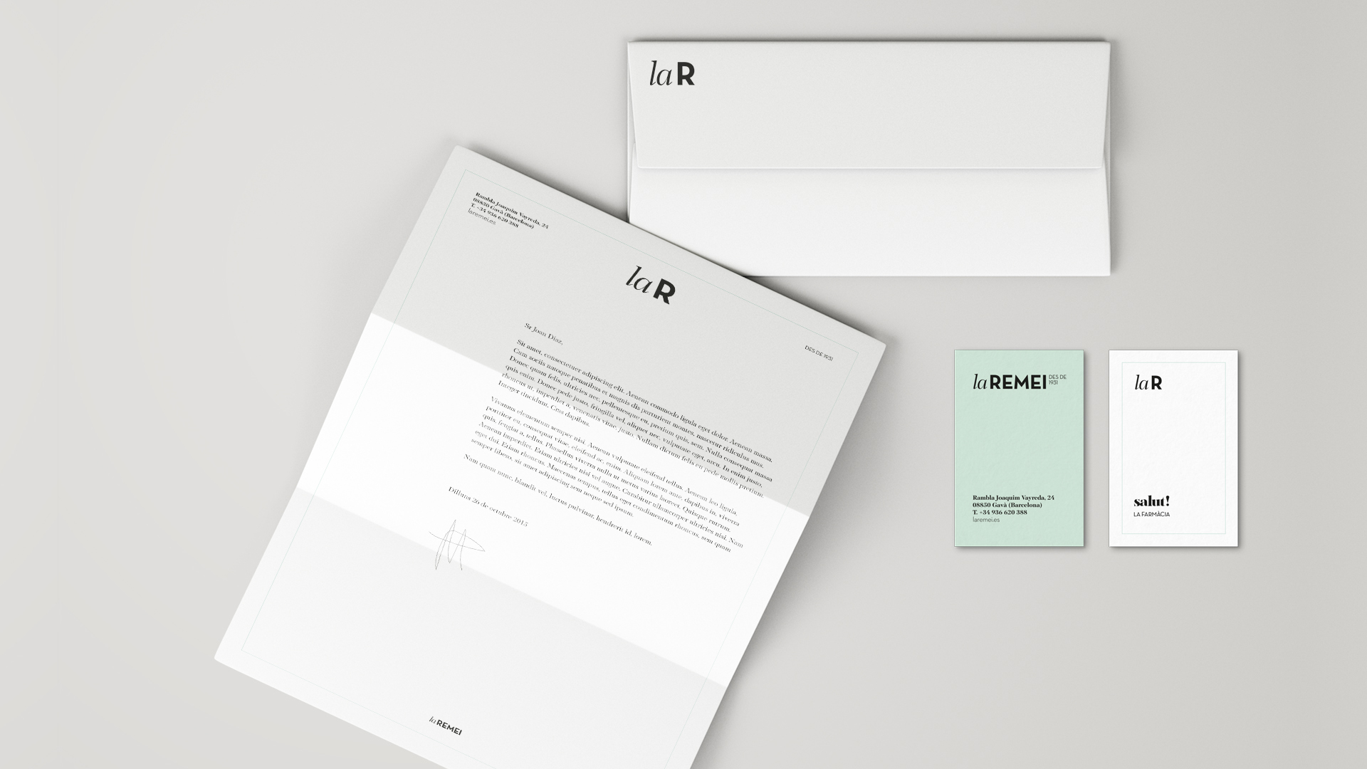Papelería corporativa de farmacia La Remei por Nomon Design, agencia de branding