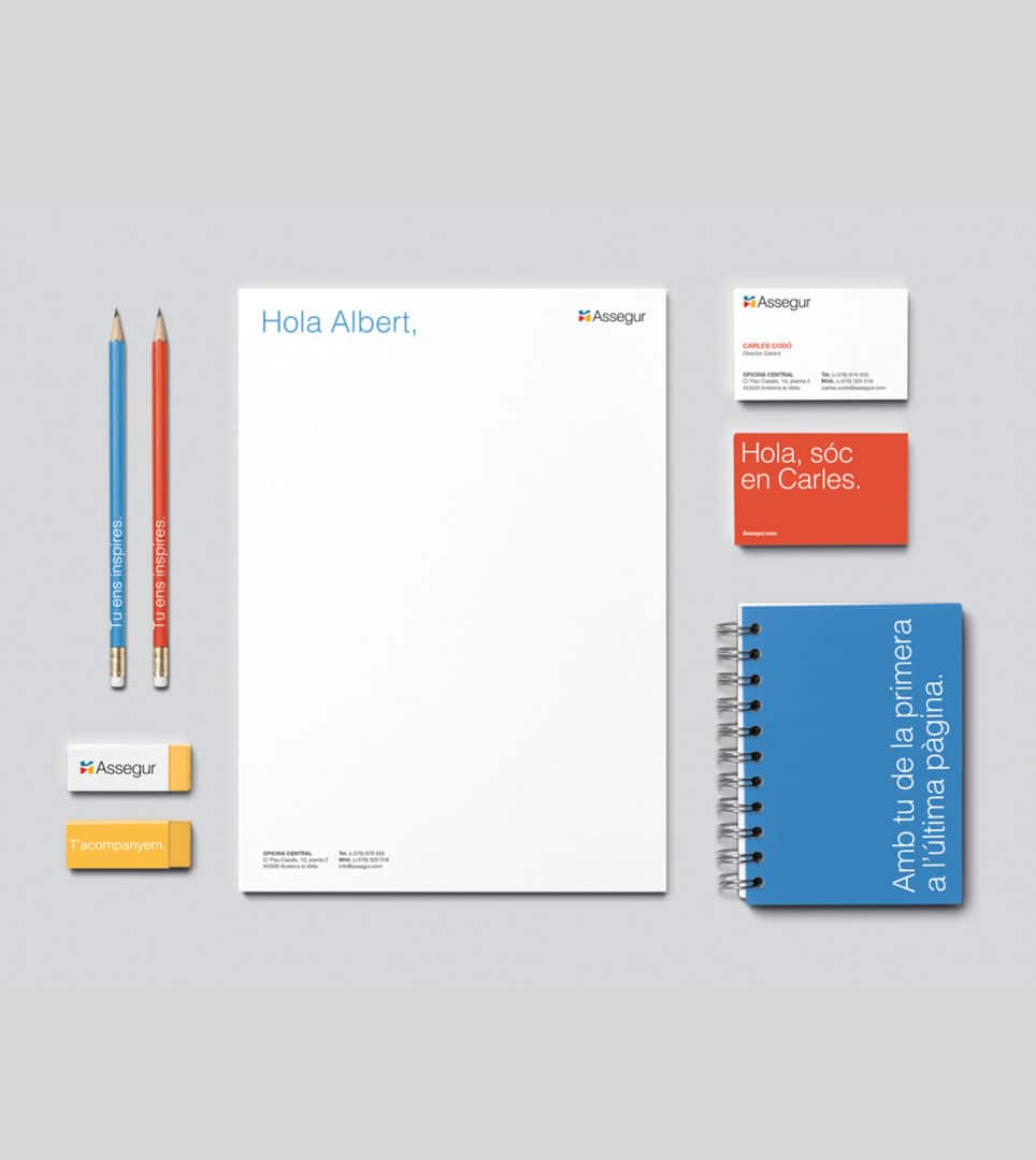 Aplicación del branding en los materiales de la aseguradora andorrana Assegur por NOMON DESIGN, agencia de branding