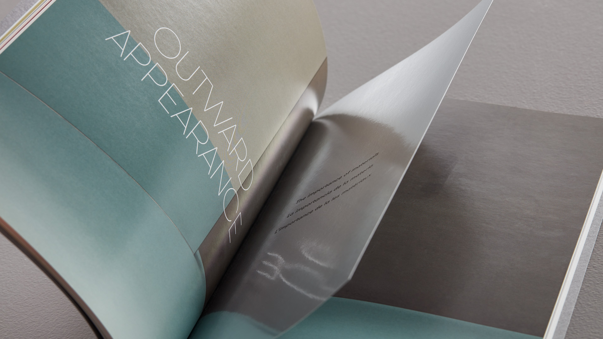Interior del diseño editorial el reflejo en el espejo para Grok por Nomon Design, agencia de branding