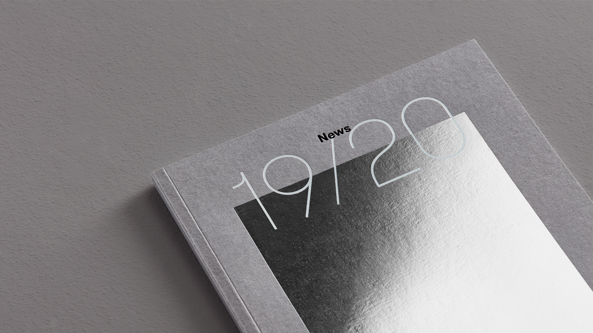 Dirección de arte el reflejo en el espejo para Grok por Nomon Design, agencia de branding