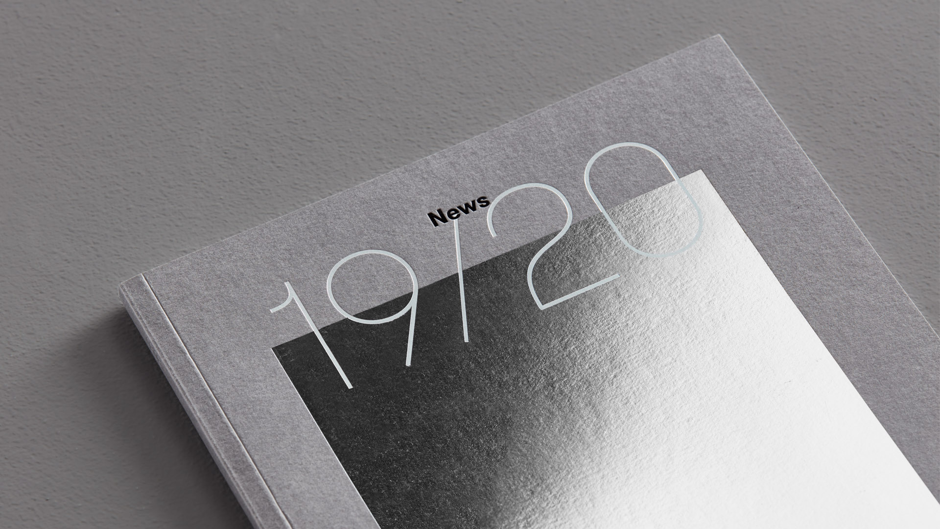 Dirección de arte el reflejo en el espejo para Grok por Nomon Design, agencia de branding