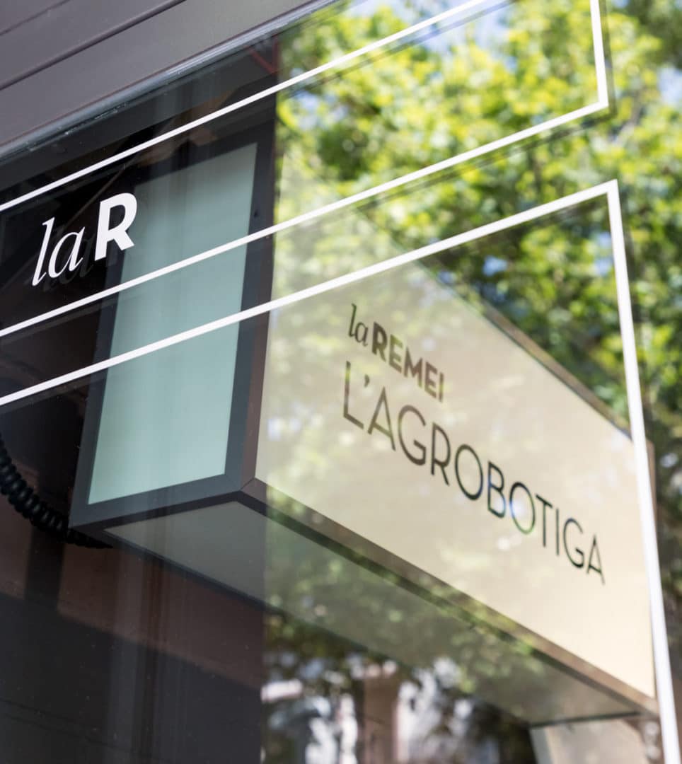 Branding corporativo aplicado a retail de La Remei por Nomon Design, agencia de branding