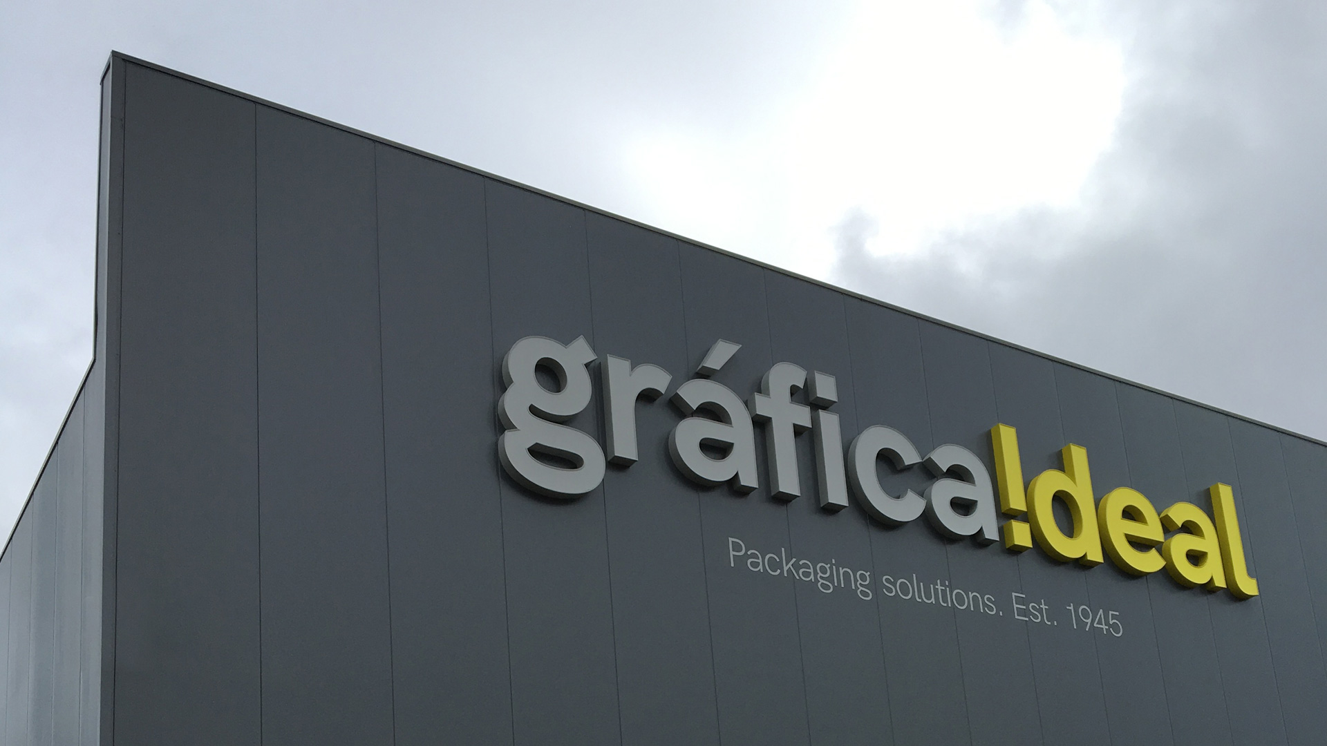 Rediseño del branding en espacio de Gráfica Ideal por Nomon Design, agencia de branding