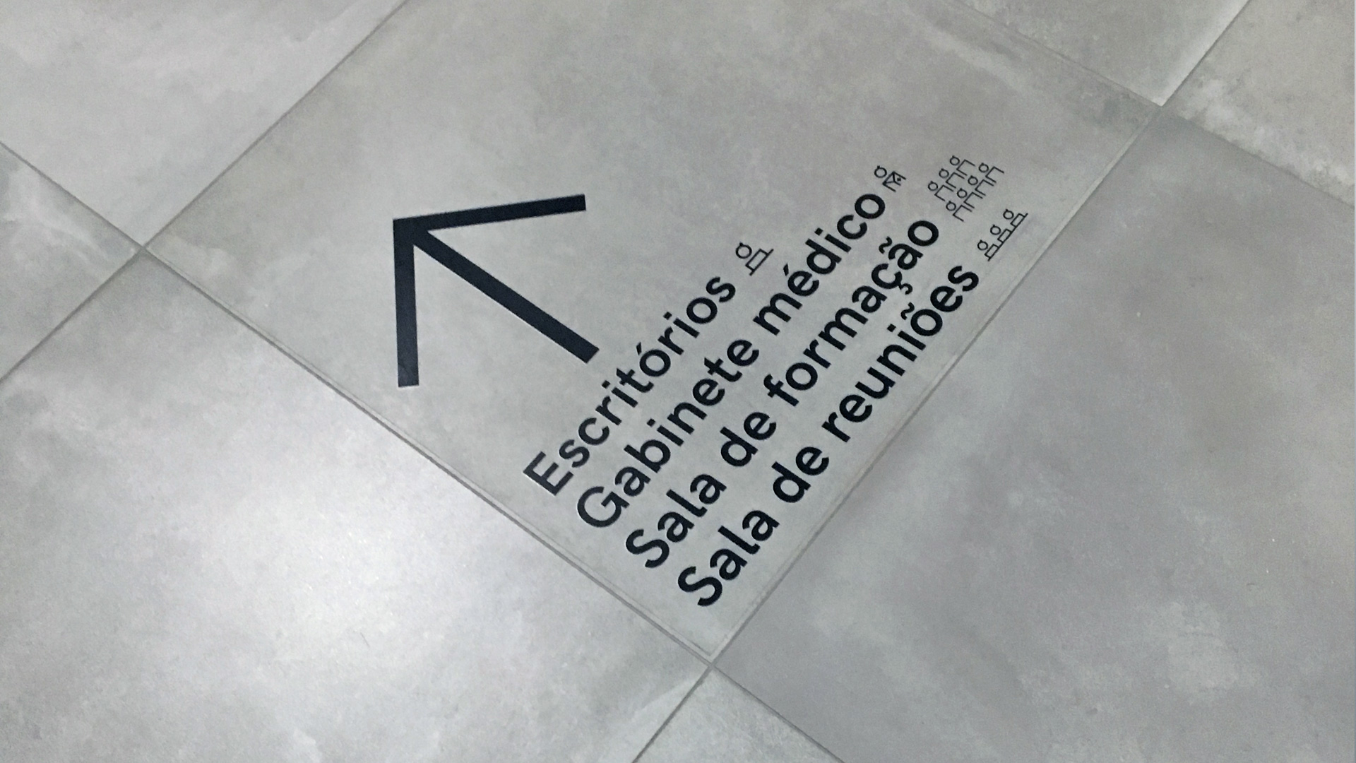 Aplicación del branding corporativo de Gráfica Ideal en su uniformidad por Nomon Design, agencia de branding