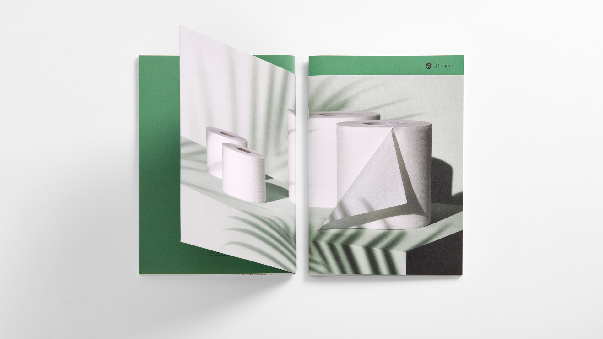 Dirección de arte aplicada al nuevo catálogo de LC Paper por Nomon Design, agencia de branding