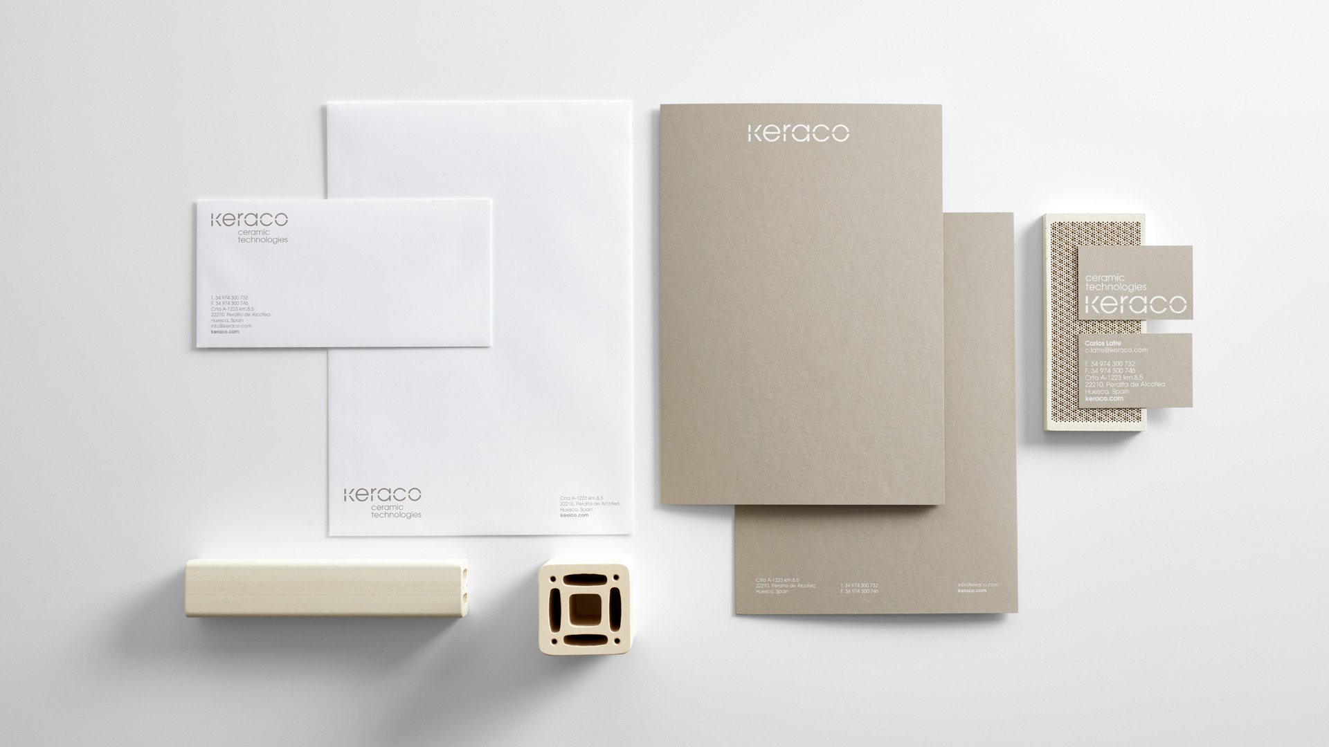 Aplicación del branding corporativo de Keraco en la papelería corporativa por Nomon Design, agencia de branding