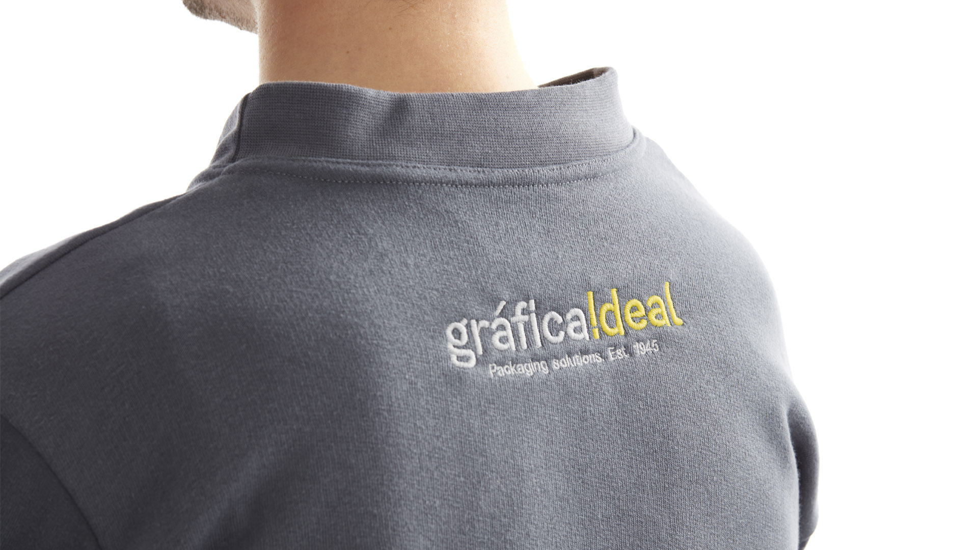 Aplicación del branding corporativo de Gráfica Ideal en su ropa por Nomon Design, agencia de branding