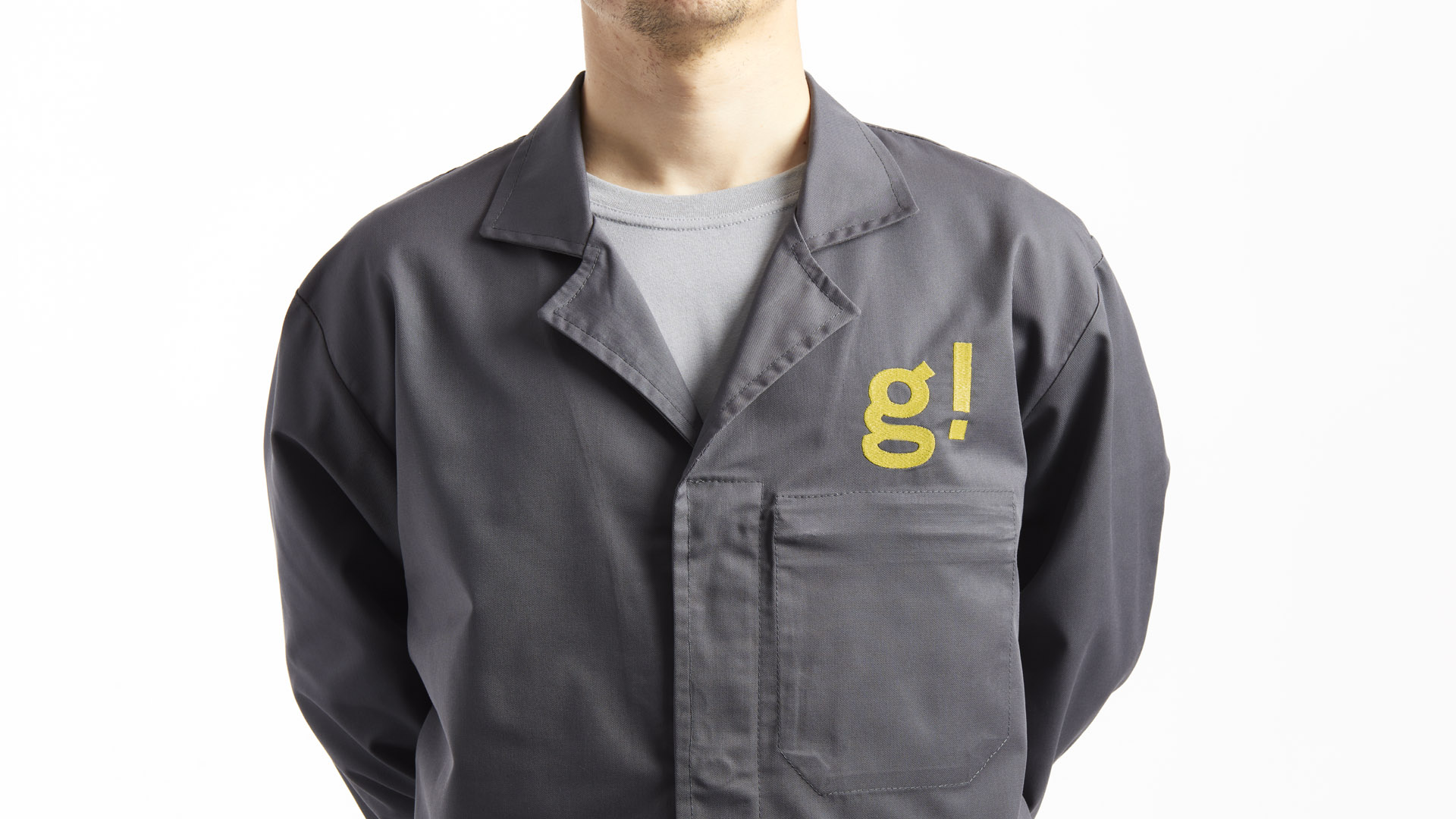 Aplicación del branding corporativo de Gráfica Ideal en su uniformidad por Nomon Design, agencia de branding