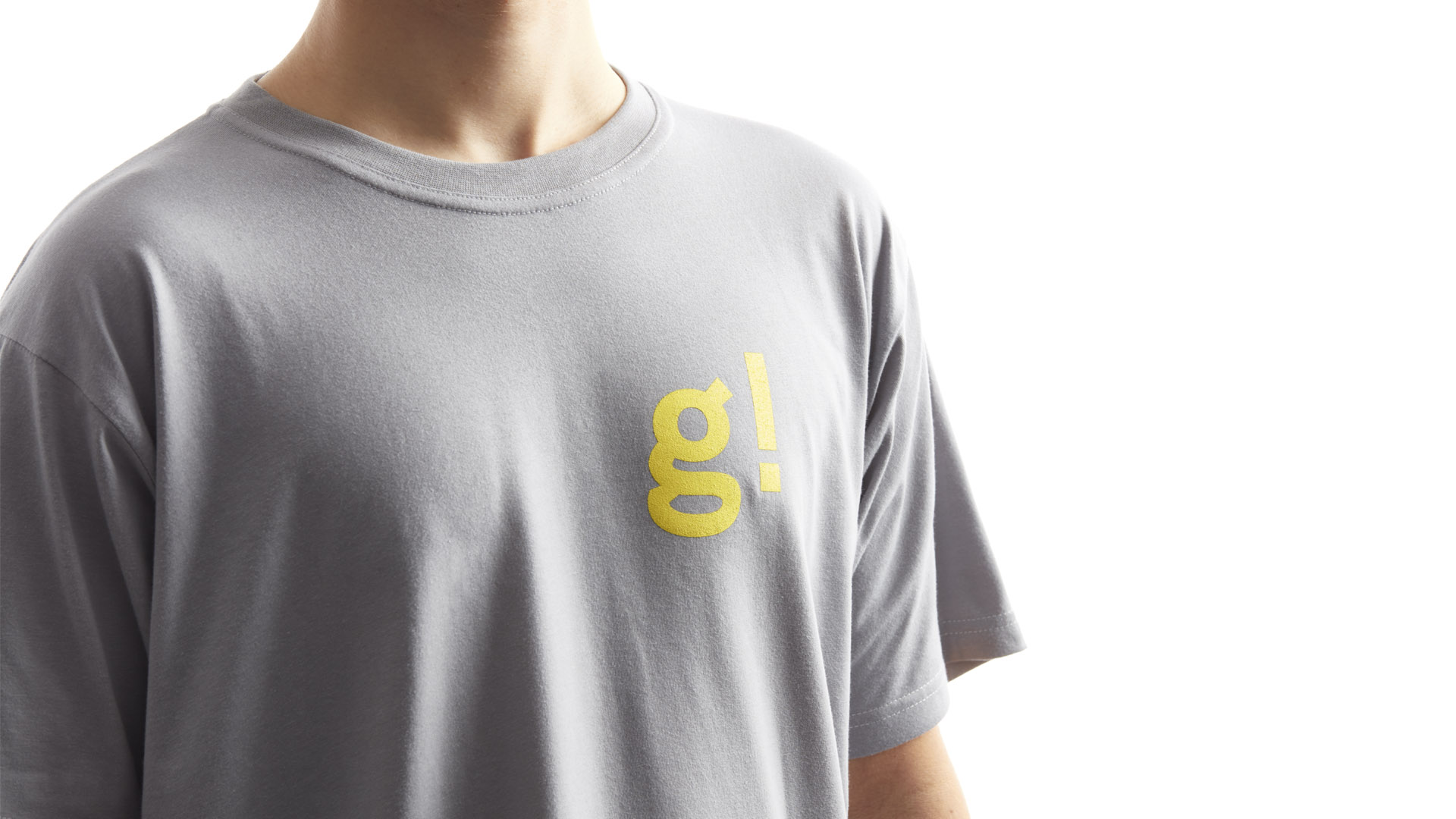 Aplicación del branding corporativo de Gráfica Ideal en su ropa corporativa por Nomon Design, agencia de branding