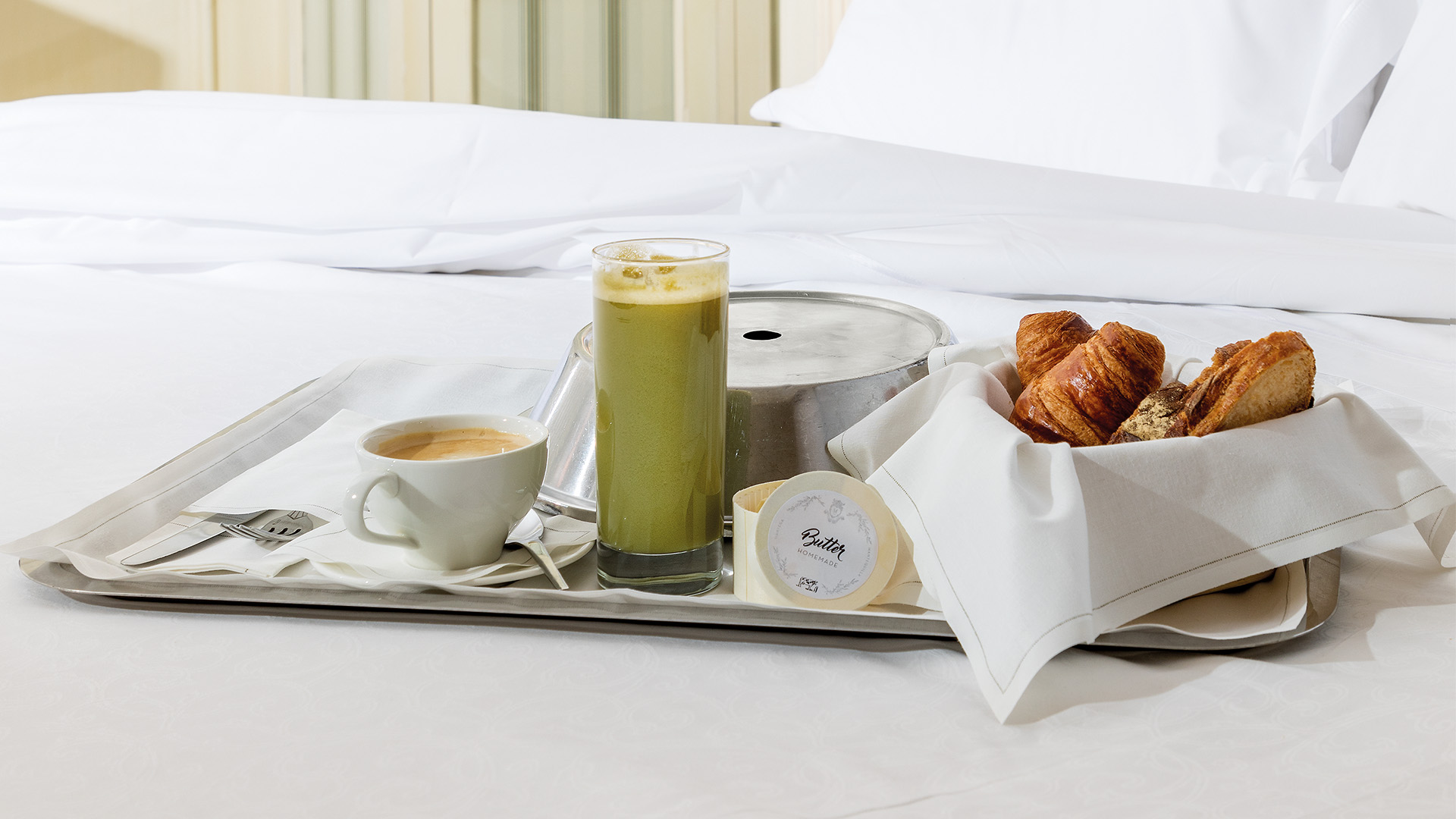 Dirección de arte del catálogo de producto de MY DRAP Profesional en el Hotel Majestic por Nomon Design, agencia de branding