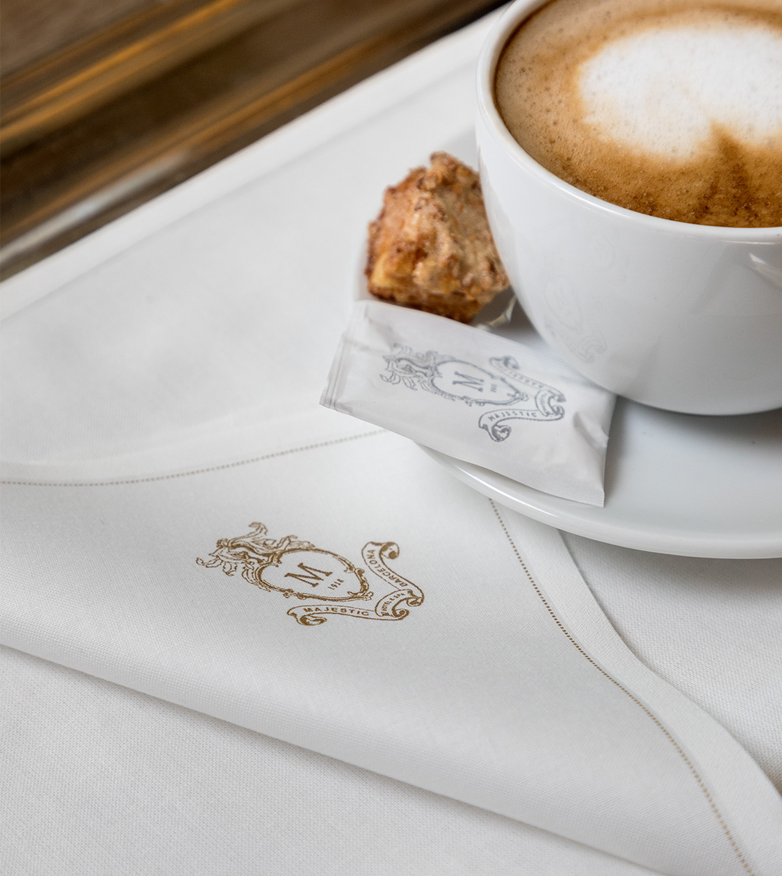 Dirección de arte del catálogo de producto de MY DRAP Profesional en el Hotel Majestic por Nomon Design, agencia de branding