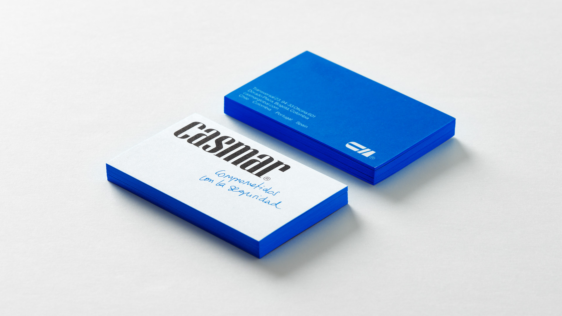 Aplicación del branding corporativo de Casmar en tarjetas de visita por Nomon Design, agencia de branding