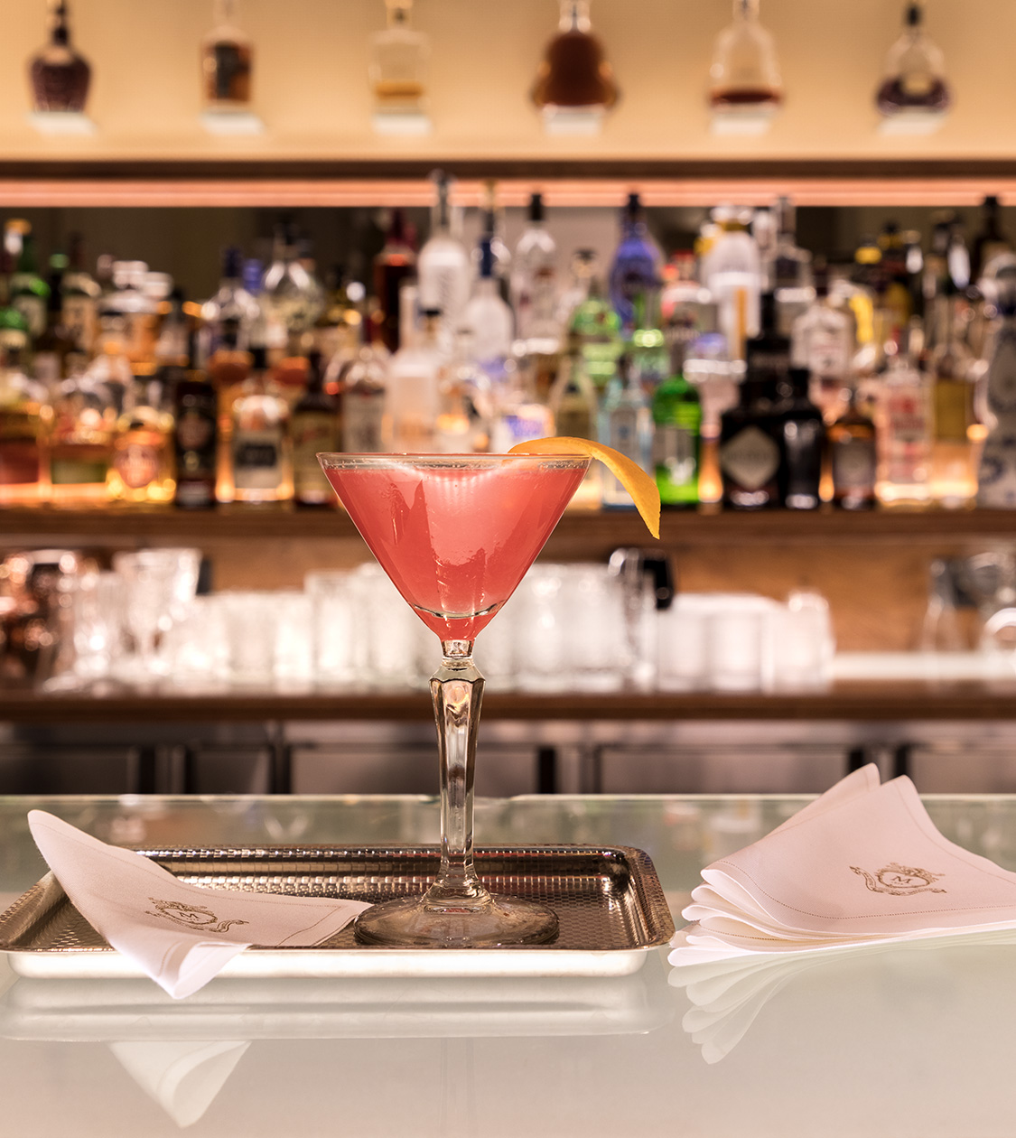 Dirección de arte del catálogo de producto de MY DRAP Profesional en el Hotel Majestic por Nomon Design, agencia de branding