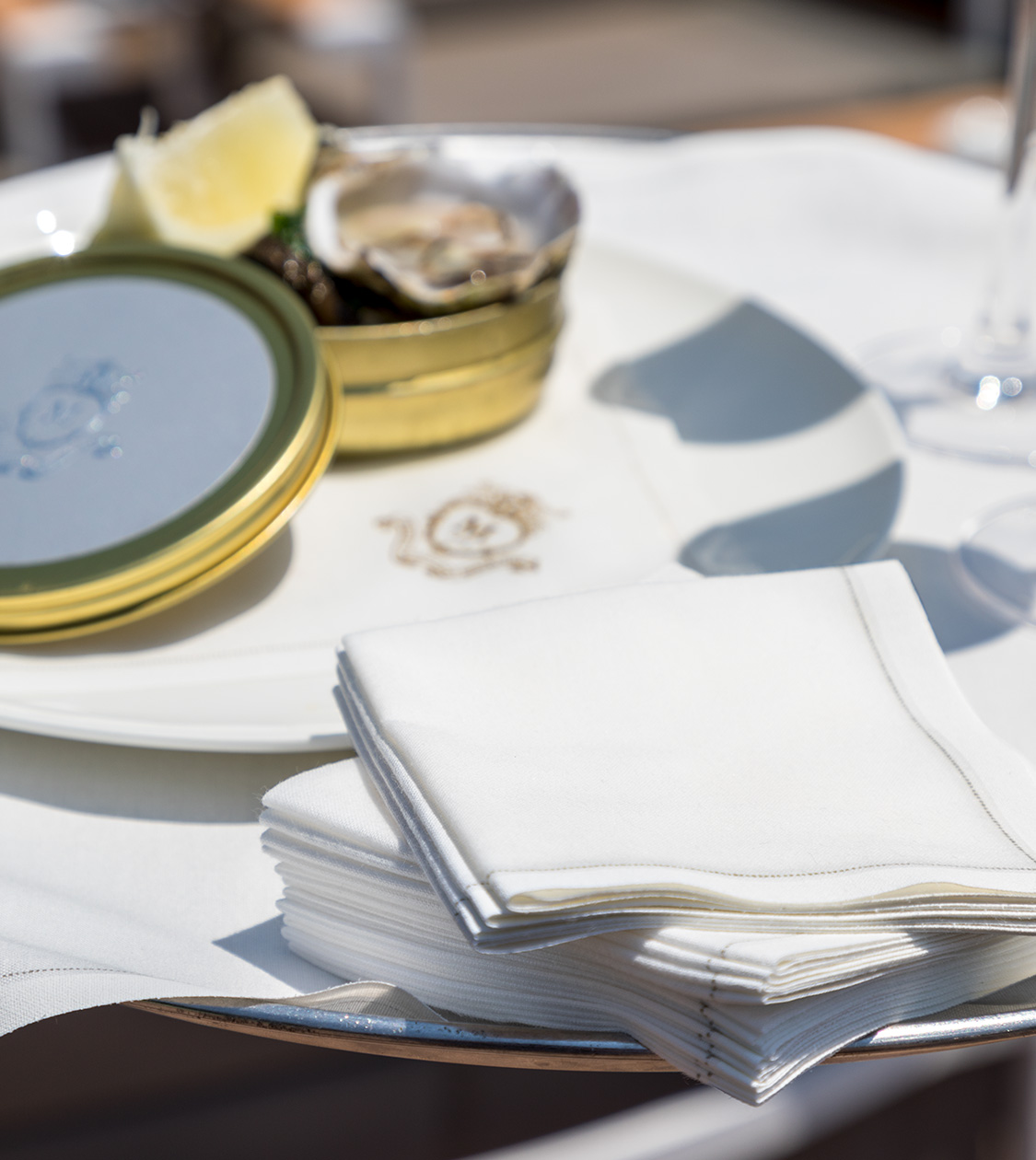 Dirección de arte del catálogo de producto de MY DRAP Profesional en el Hotel Majestic por Nomon Design, agencia de branding