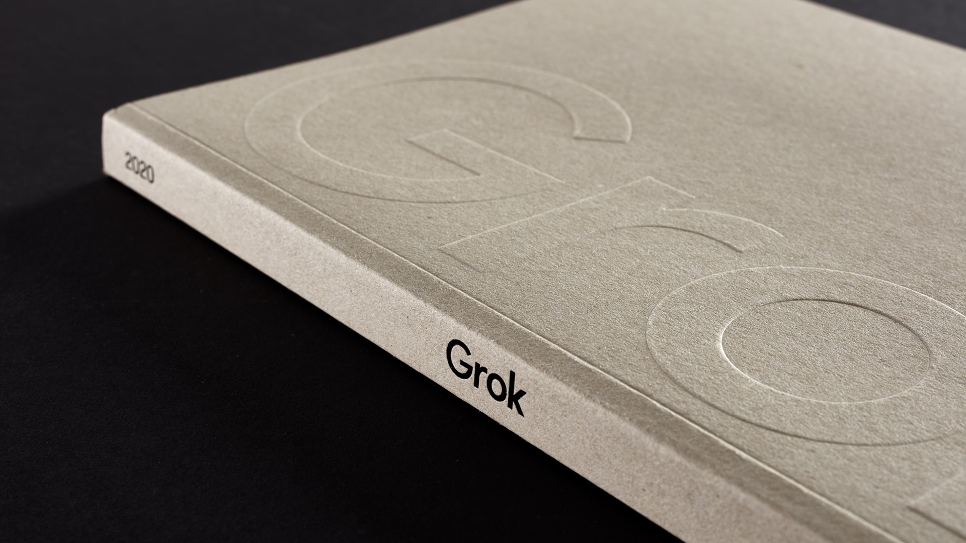 Dirección de arte el reflejo en el espejo para Grok por Nomon Design, agencia de branding