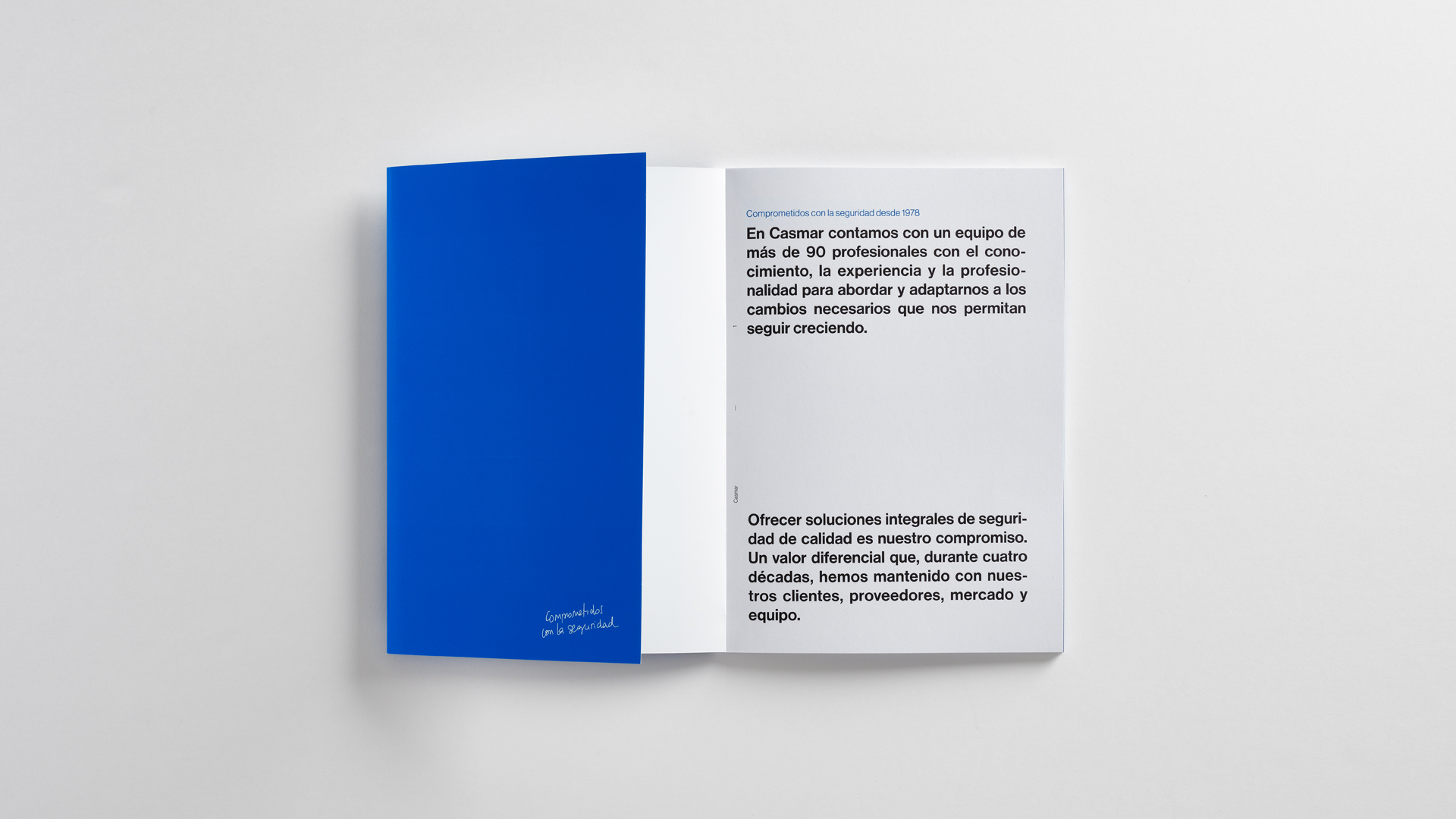 Diseño editorial catálogo corporativo de Casmar Nomon Design, agencia de branding