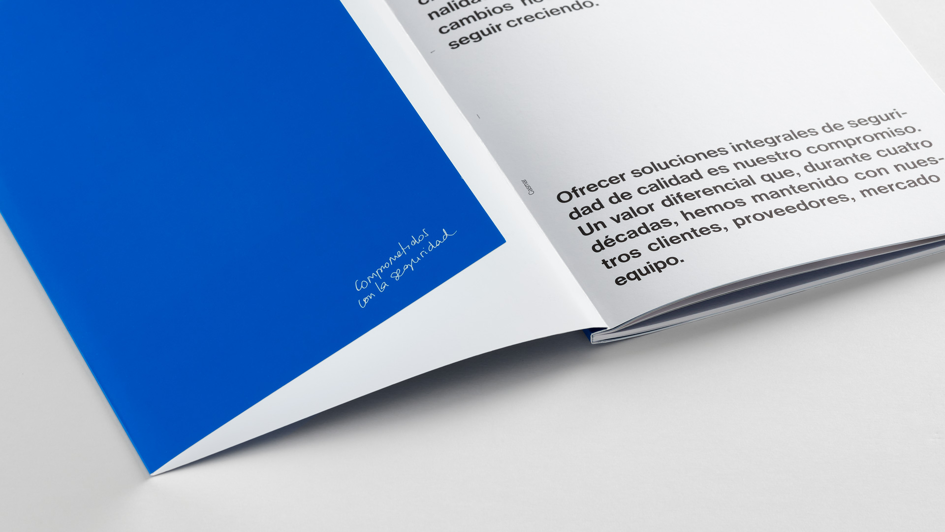 Detalle del diseño editorial de Casmar por Nomon Design, agencia de branding