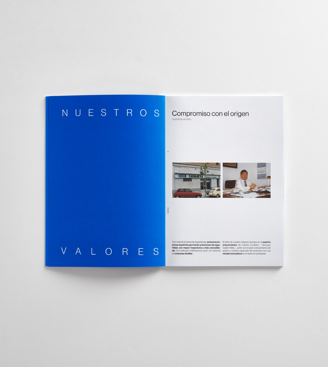 Interiores del catálogo corporativo de Casmar por Nomon Design, agencia de branding