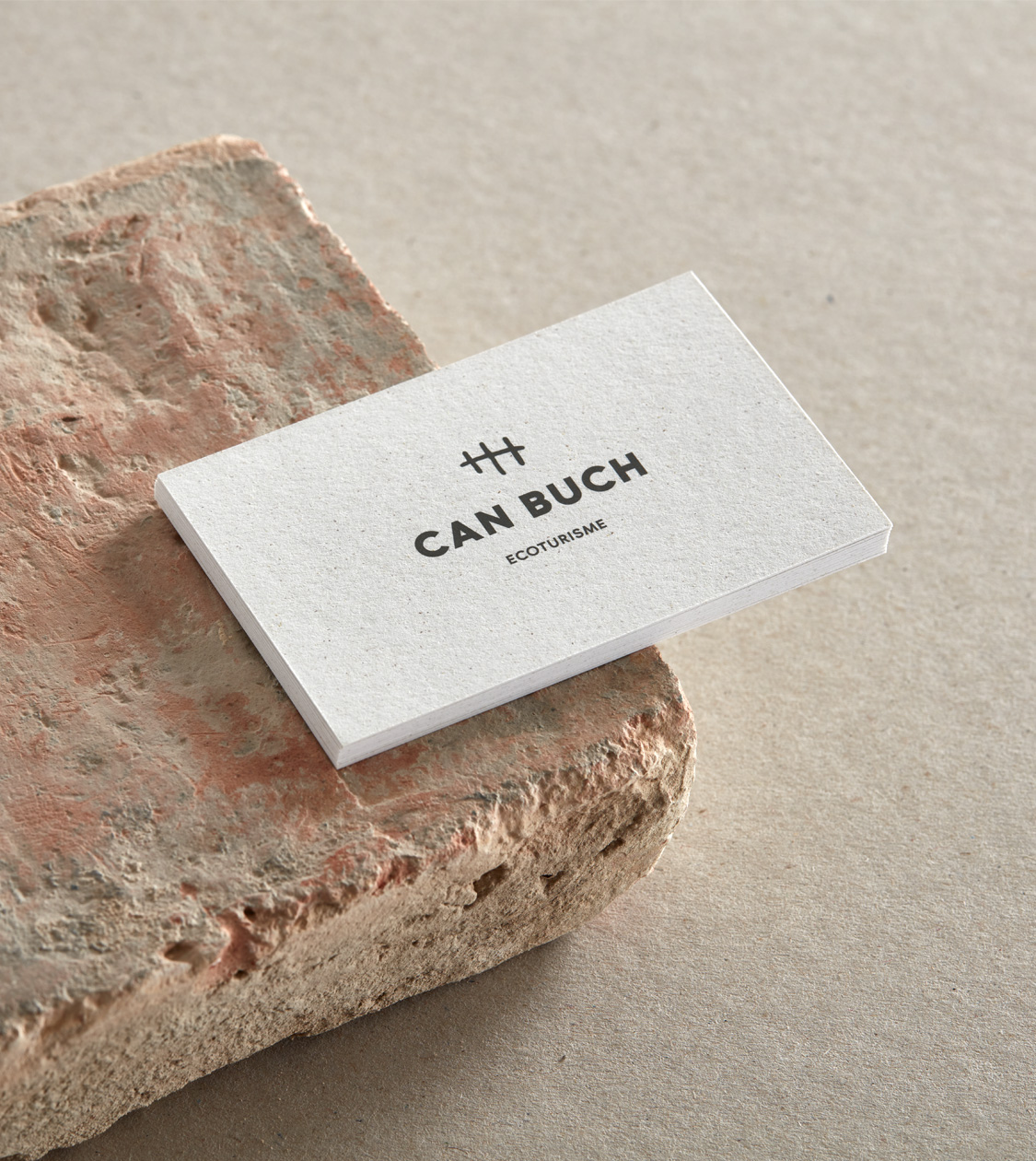 Branding aplicado en tarjeta corporativa de Can Buch por Nomon Design, agencia de branding