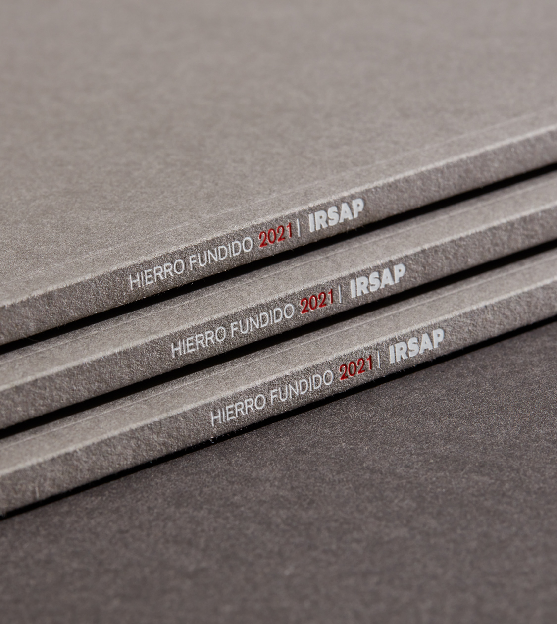 Detalle del diseño editorial catálogo Hierro fundido de IRSAP por Nomon Design, agencia de branding