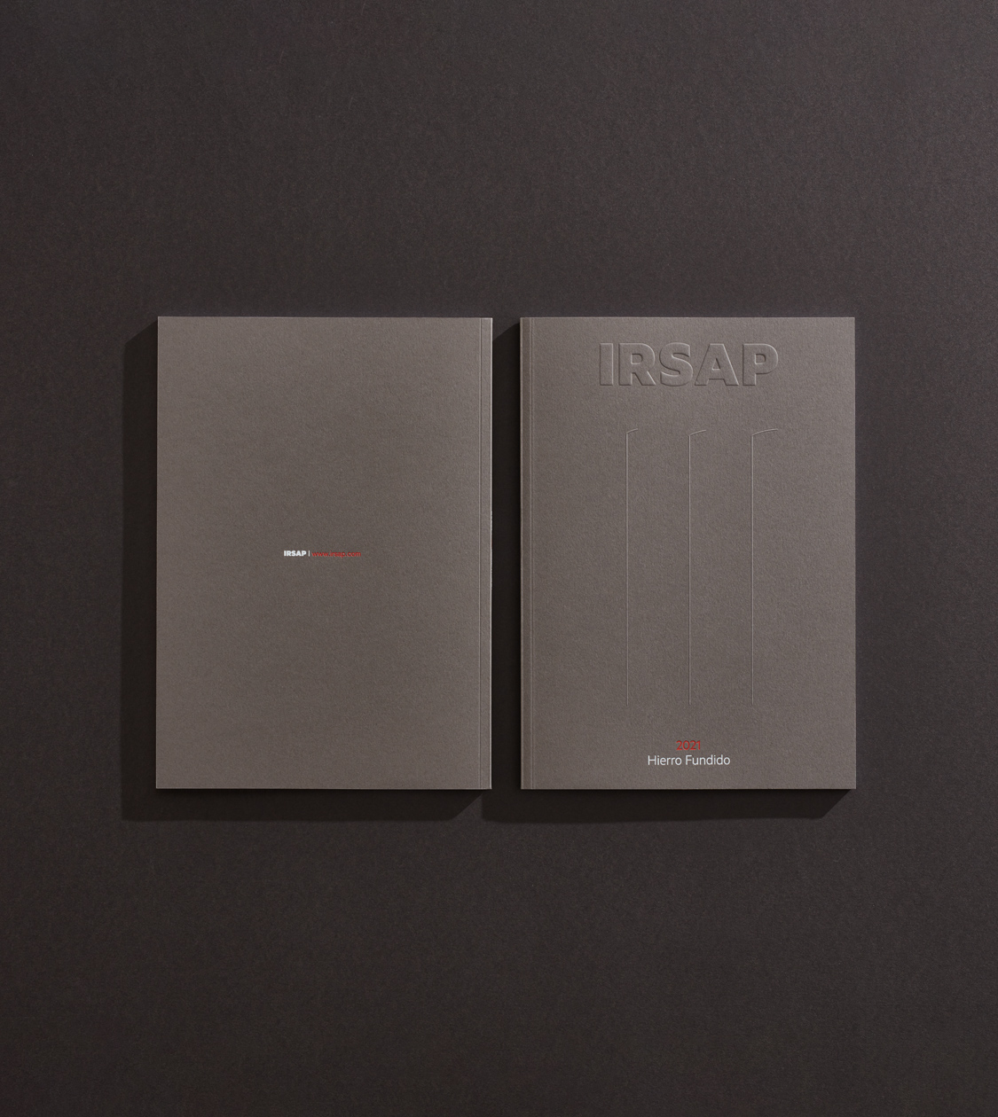 Portada y contraportada del diseño editorial catálogo Hierro fundido de IRSAP por Nomon Design, agencia de branding