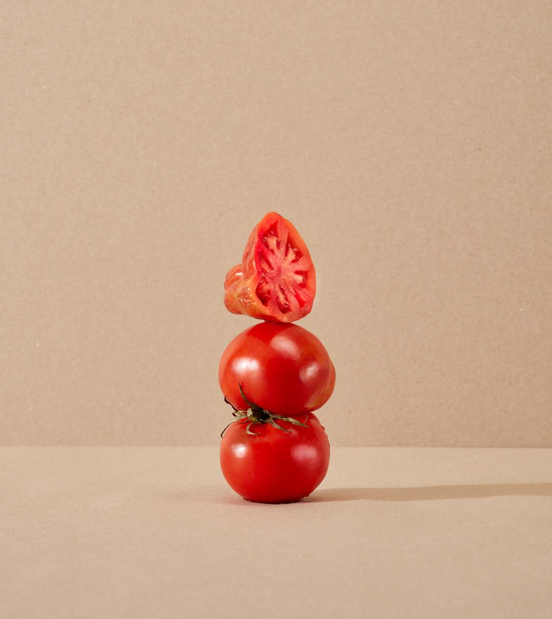 Bodegón de dirección de arte de la e-commerce de es im-perfect® por Nomon Design, agencia de branding