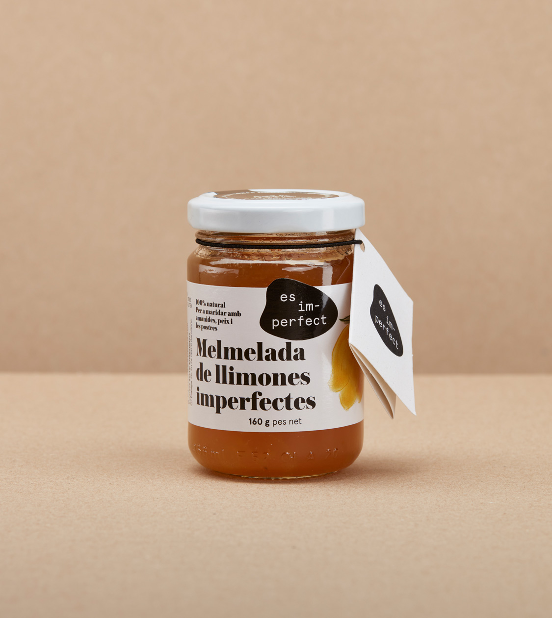 Detalle del packaging de productos es im-perfect® por Nomon Design, agencia de branding