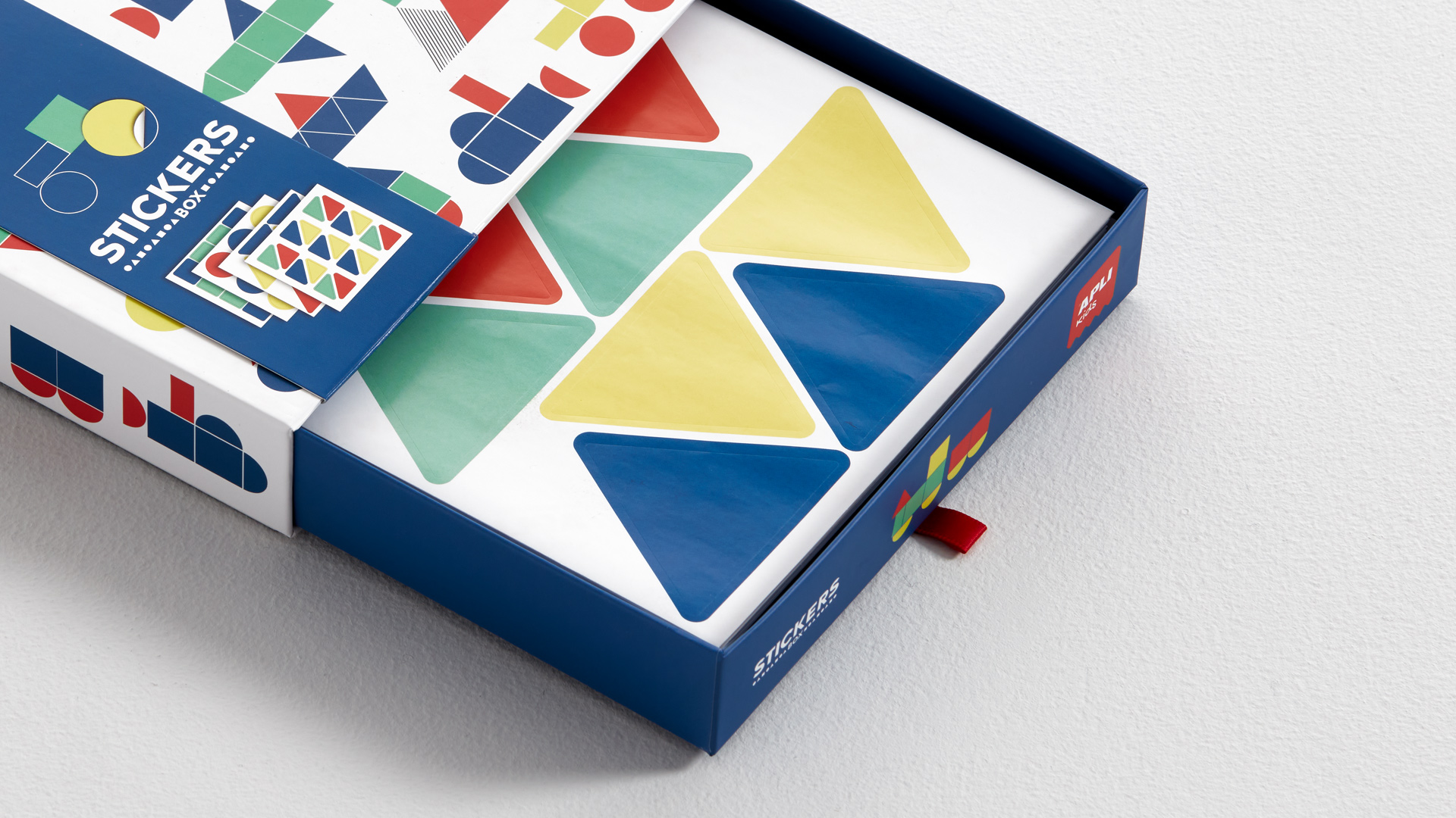 Detalle del cajón del packaging de juego de gomets de Apli Kids