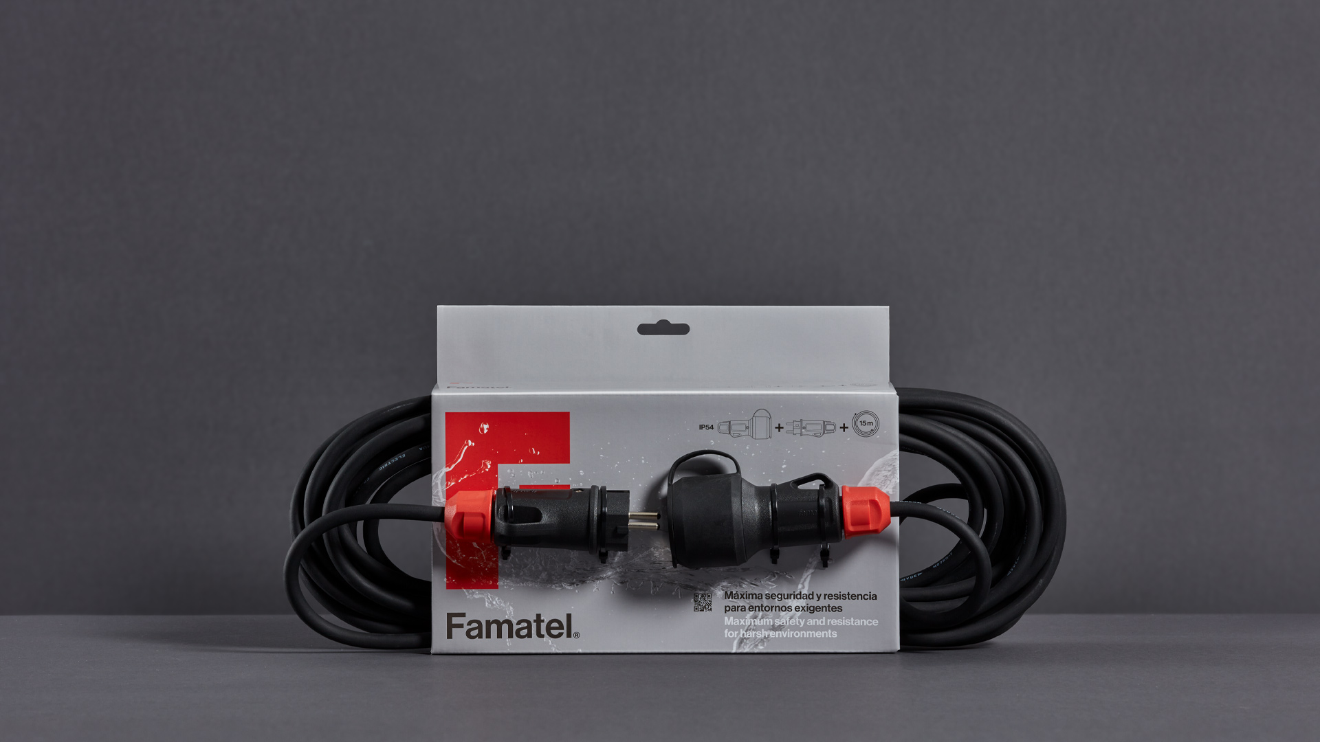 Diseño de packaging de la clavija y base IP54 de Famatel por Nomon Design, agencia de branding
