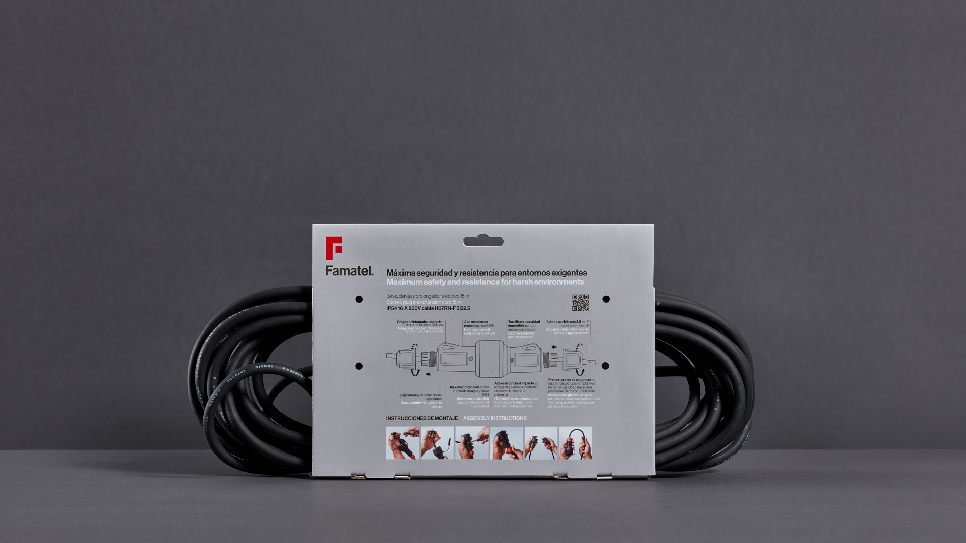 Detalle del diseño de packaging de la clavija y base IP54 de Famatel