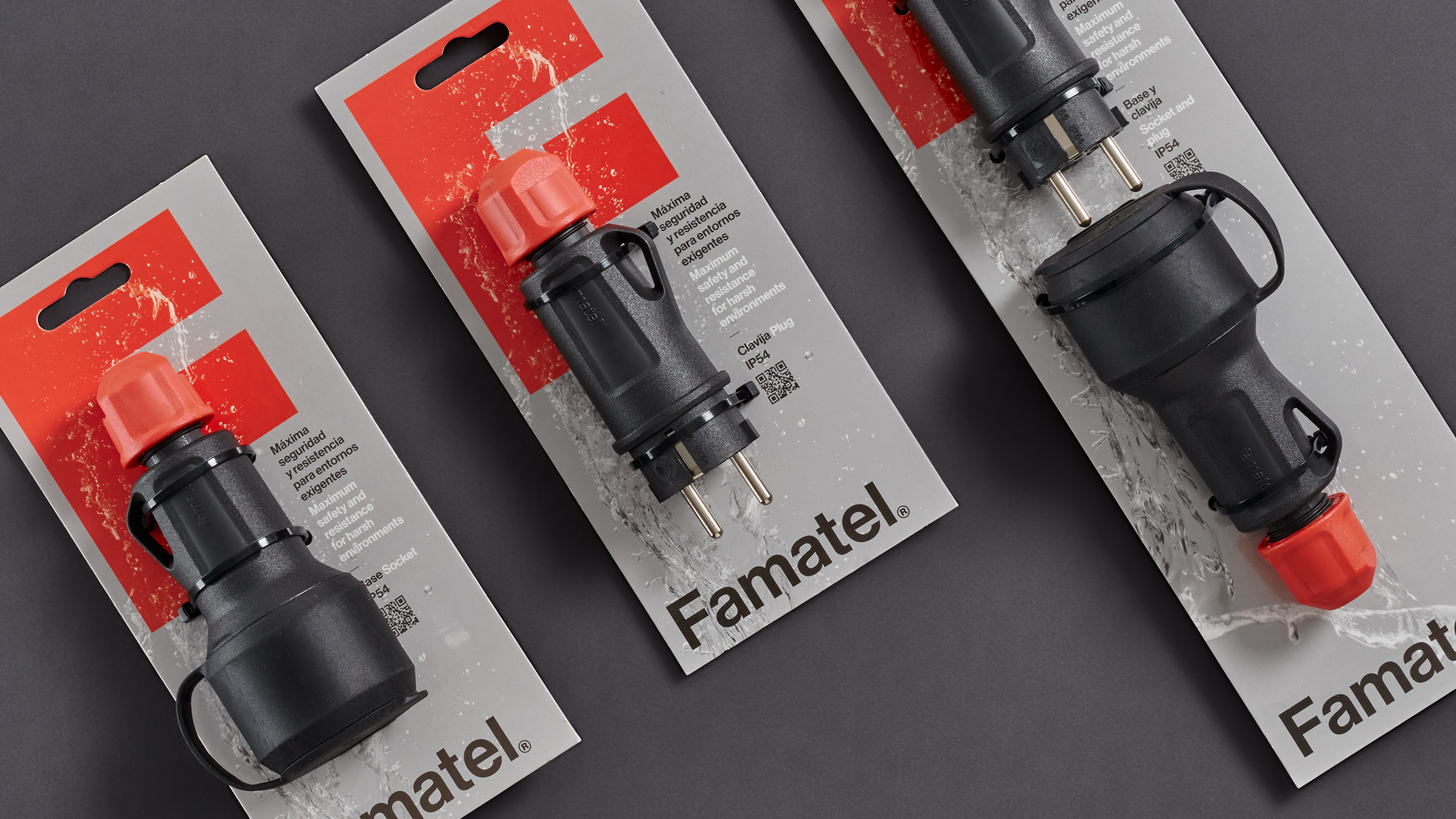 Detalle del packaging de la clavija y base IP54 de Famatel